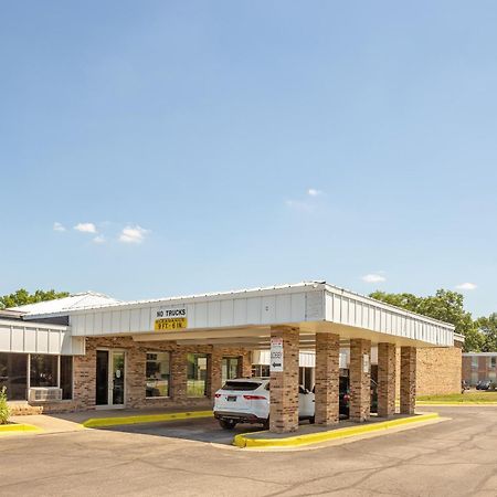 Oyo Hotel Mona Lake Muskegon Exterior photo