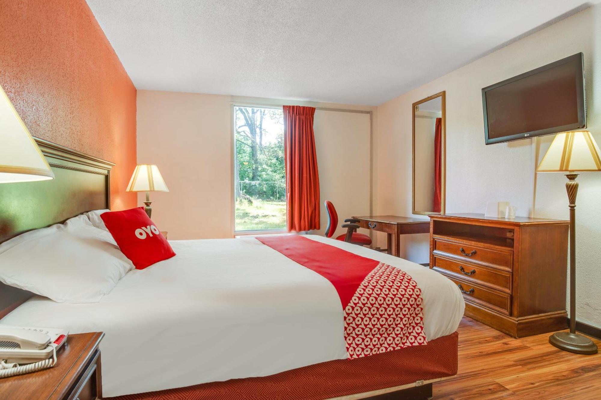 Oyo Hotel Mona Lake Muskegon Exterior photo