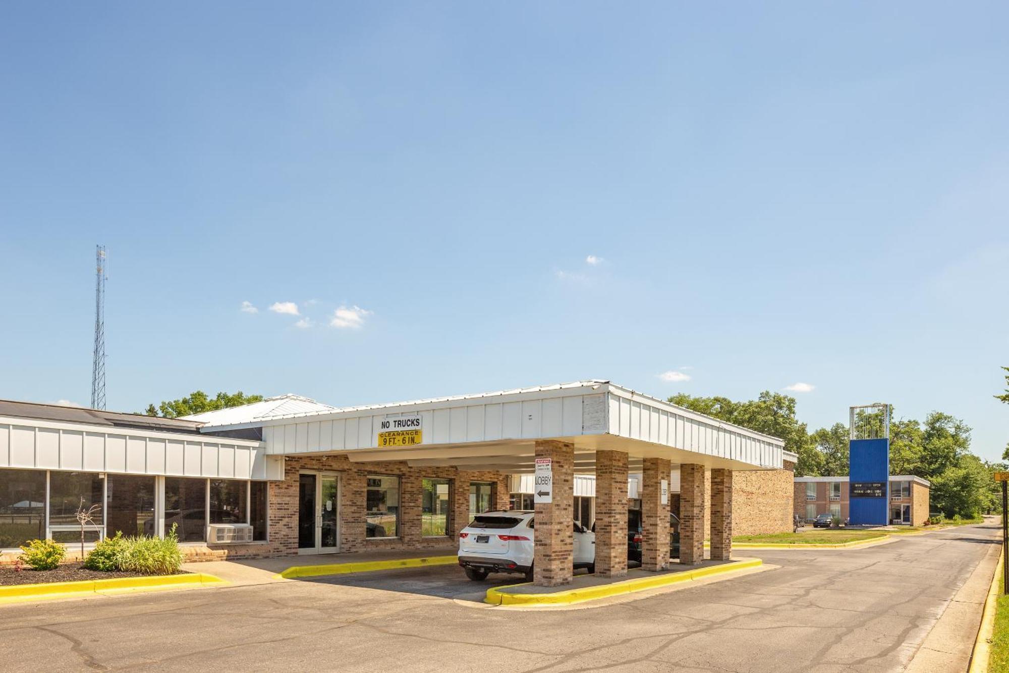 Oyo Hotel Mona Lake Muskegon Exterior photo