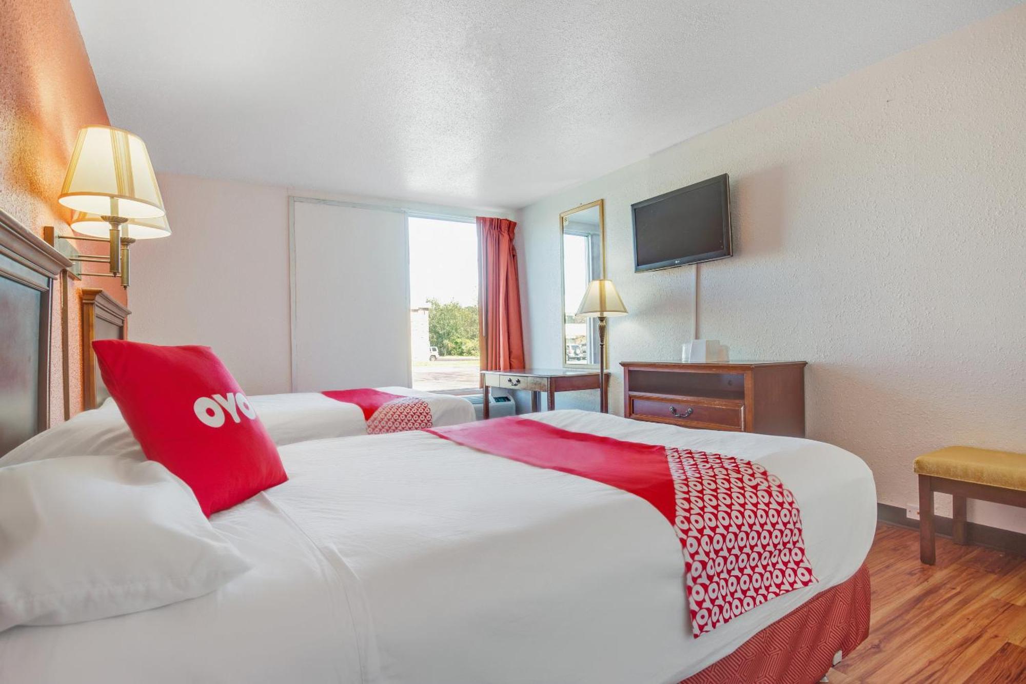 Oyo Hotel Mona Lake Muskegon Exterior photo