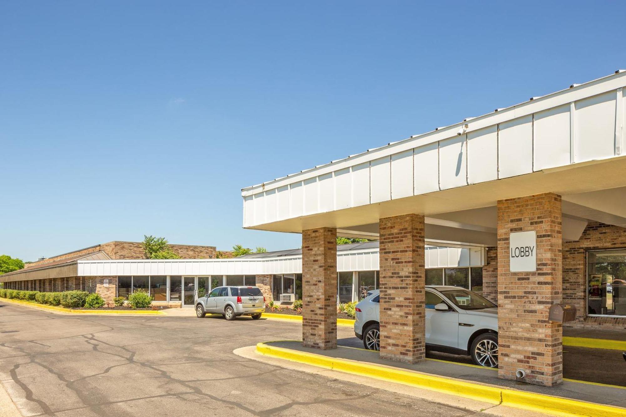 Oyo Hotel Mona Lake Muskegon Exterior photo