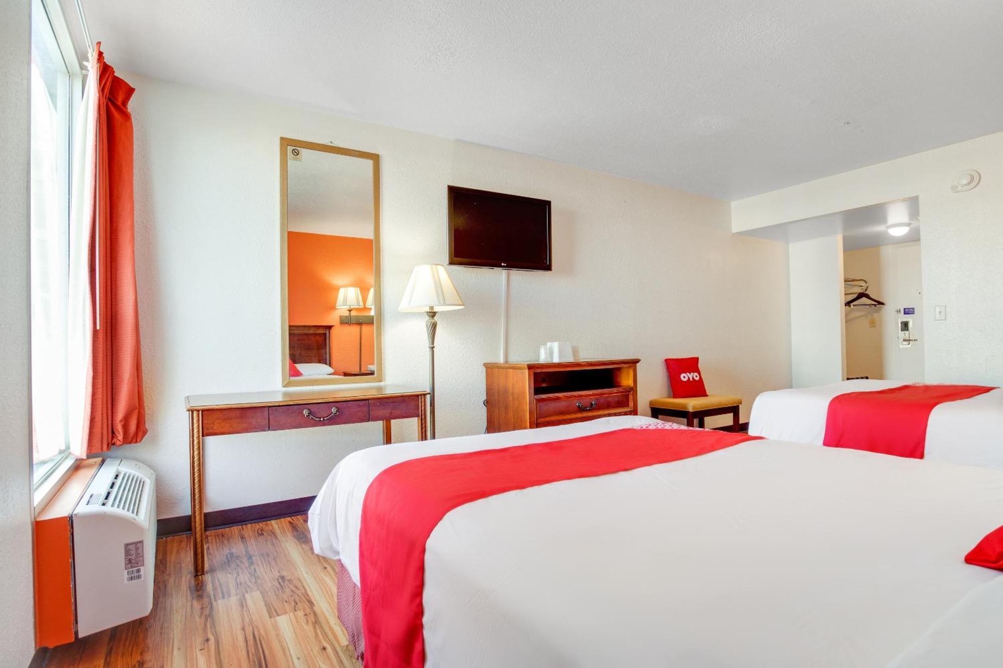 Oyo Hotel Mona Lake Muskegon Exterior photo