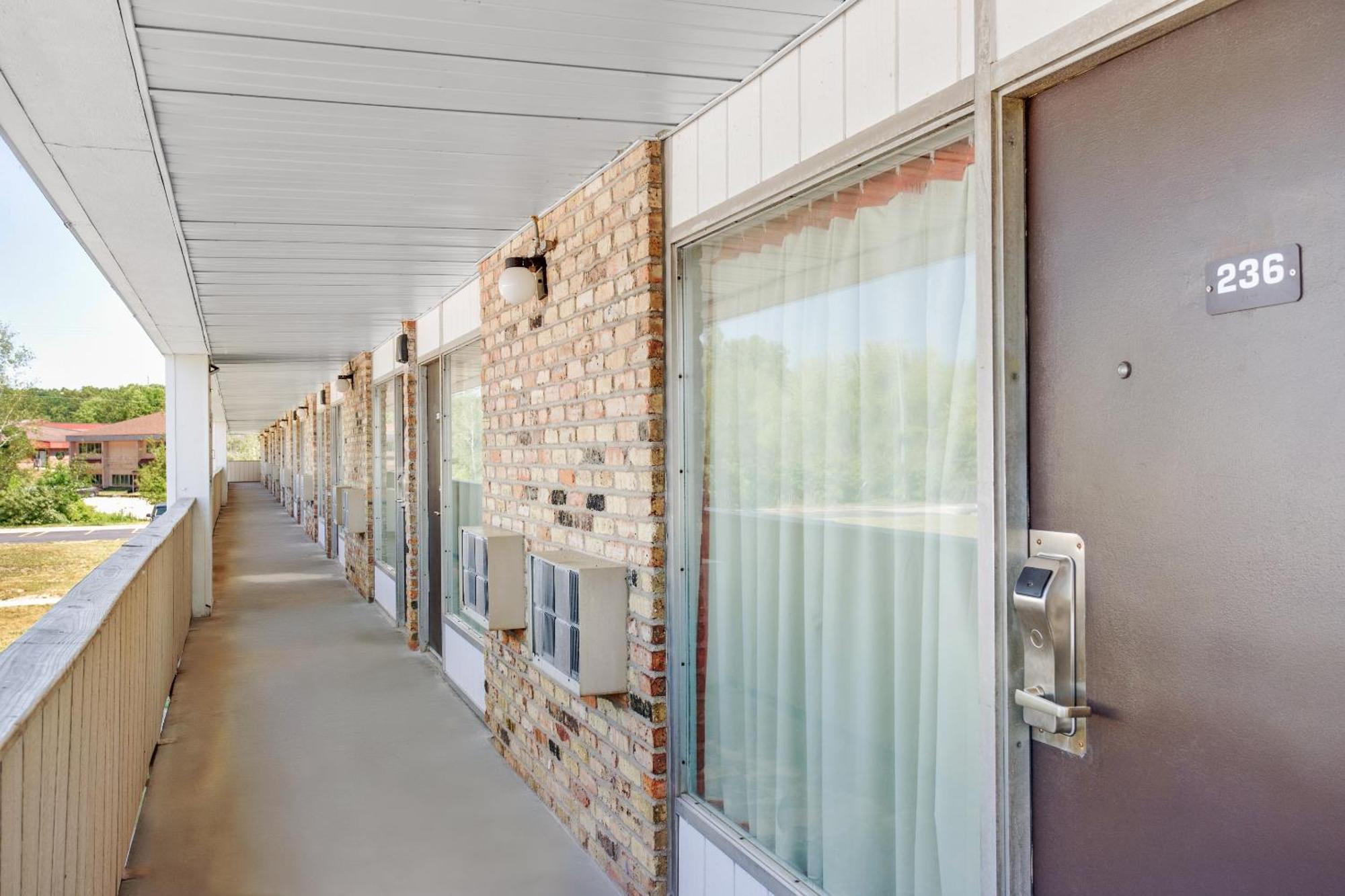 Oyo Hotel Mona Lake Muskegon Exterior photo
