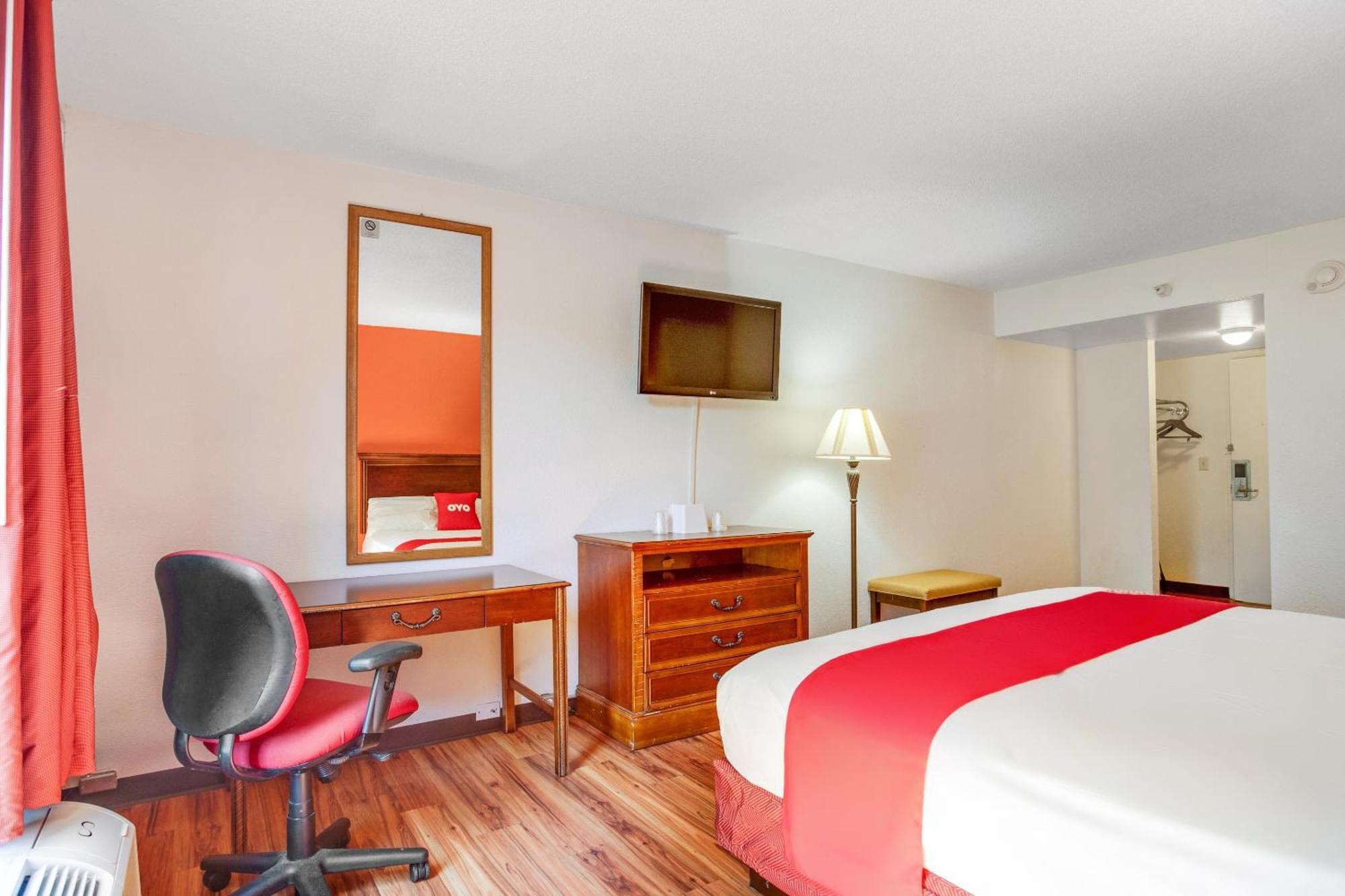 Oyo Hotel Mona Lake Muskegon Exterior photo