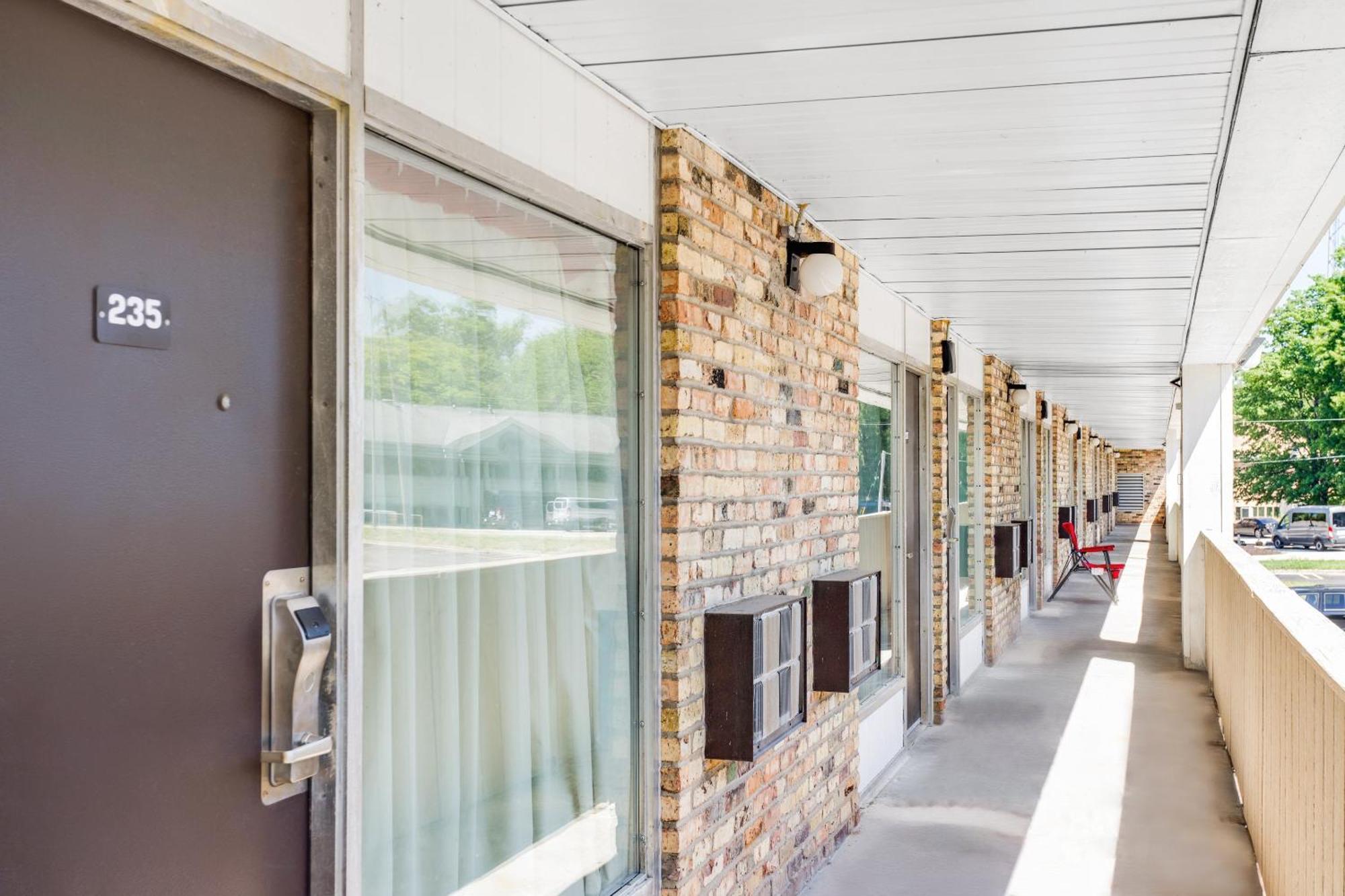 Oyo Hotel Mona Lake Muskegon Exterior photo