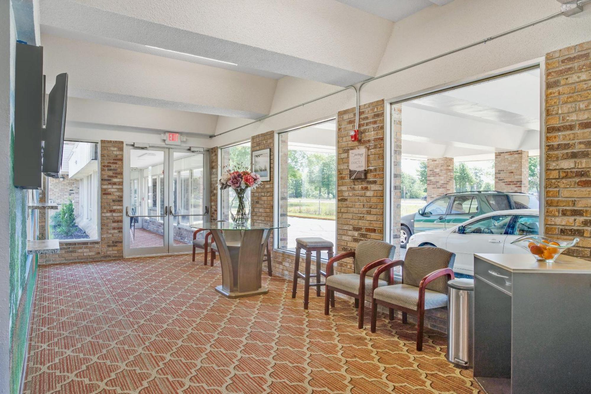 Oyo Hotel Mona Lake Muskegon Exterior photo